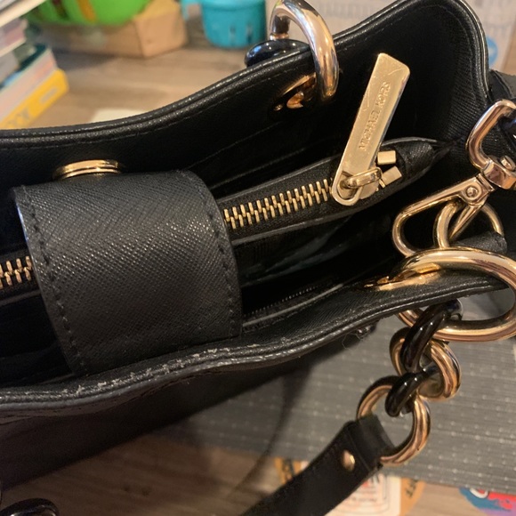 MK Crossbody tote - Picture 2 of 11